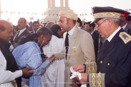 Image du Maroc Professionnelle de  Le Roi Mohammed VI est accueillit par les notable du sud à son arrivée à Laayoune, Jeudi 1er novembre 2001.
Le Roi du Maroc entame une nouvelle visite historique dans les provinces du sud du Maroc comprenant Dakhla et Laayoune. (Photo / Abdeljalil Bounhar)